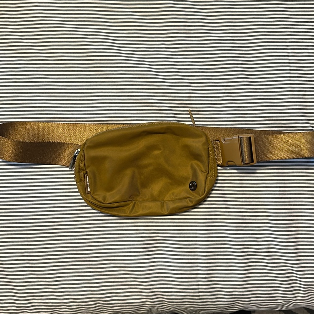 Lululemon Everywhere Belt Bag